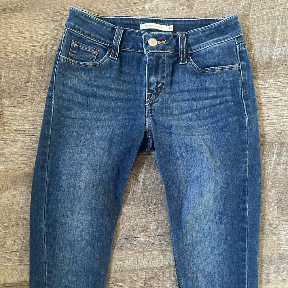 535 Levi’s Super Skinny Size 26 Cutoffs